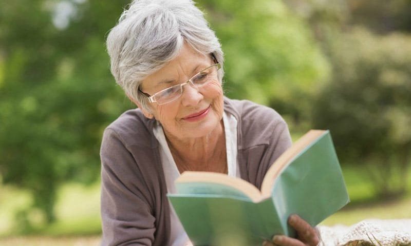 señora leyendo al publico en el taller Movimiento del Alma