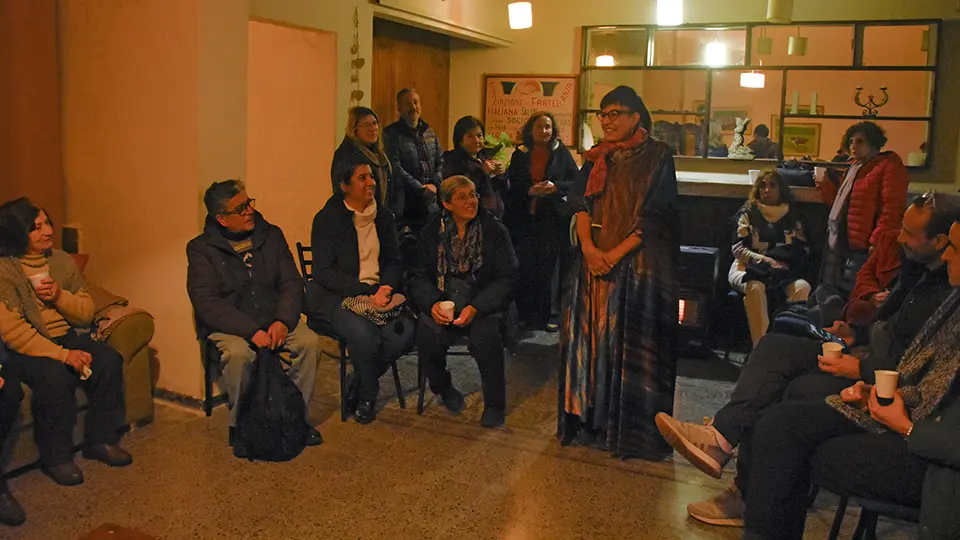 yanela hablando con el publico de la obra