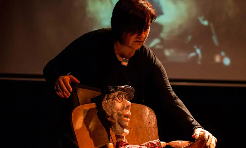 Directora de escena Gabriela Tornin enseñando tecnicas de dirección para la escena